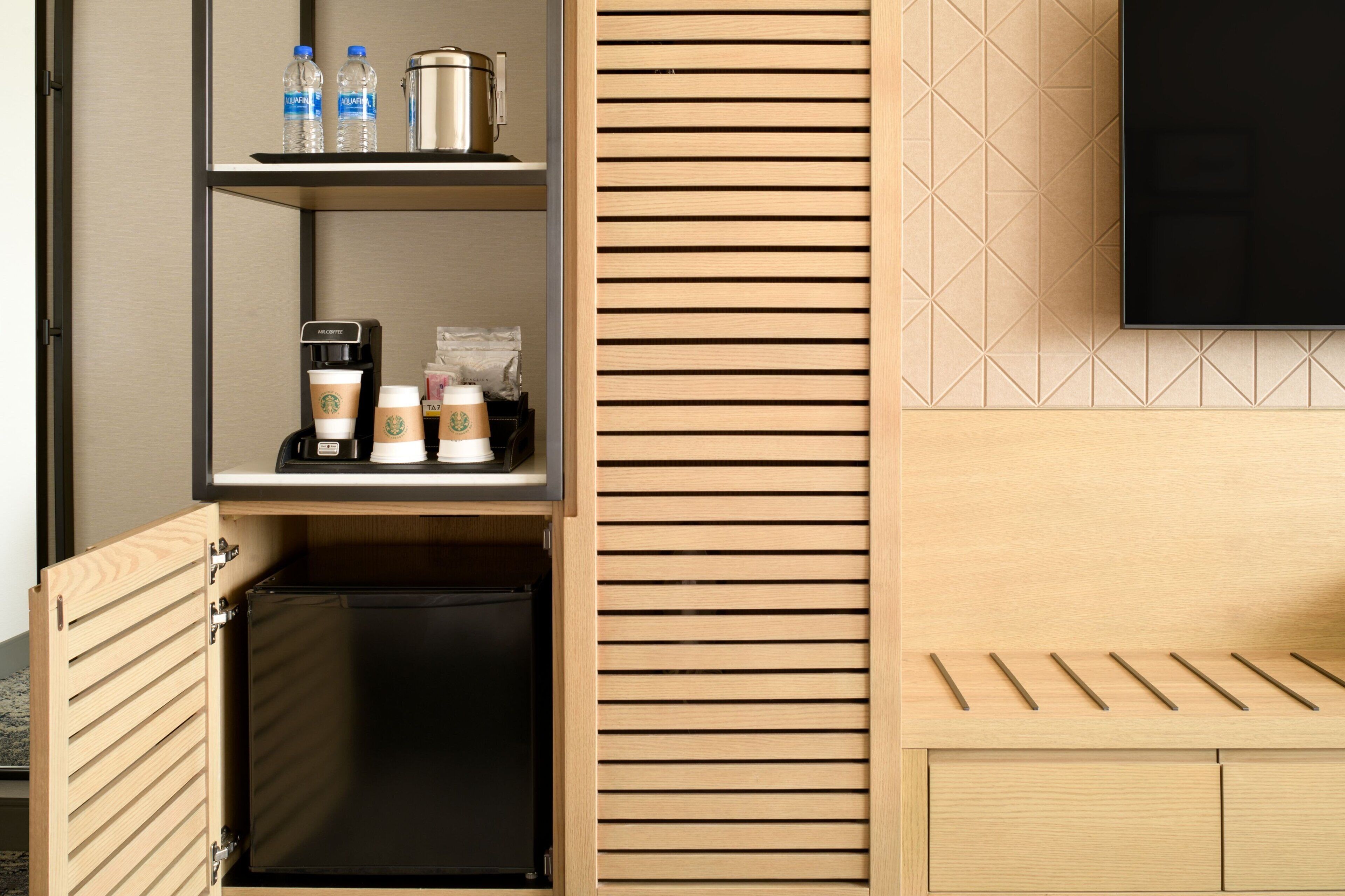 premium bedding, in-room safe, desk, laptop workspace