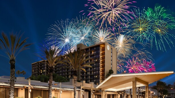 A hotel with a modern design, featuring a large building with multiple floors and a prominent entrance area. - Sheraton Park Hotel at the Anaheim Resort (Anaheim)