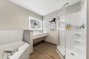 Suite, 1 très grand lit, non-fumeurs, baignoire à jets | Salle de bain | Ensemble douche/baignoire, articles de toilette gratuits, sèche-cheveux
