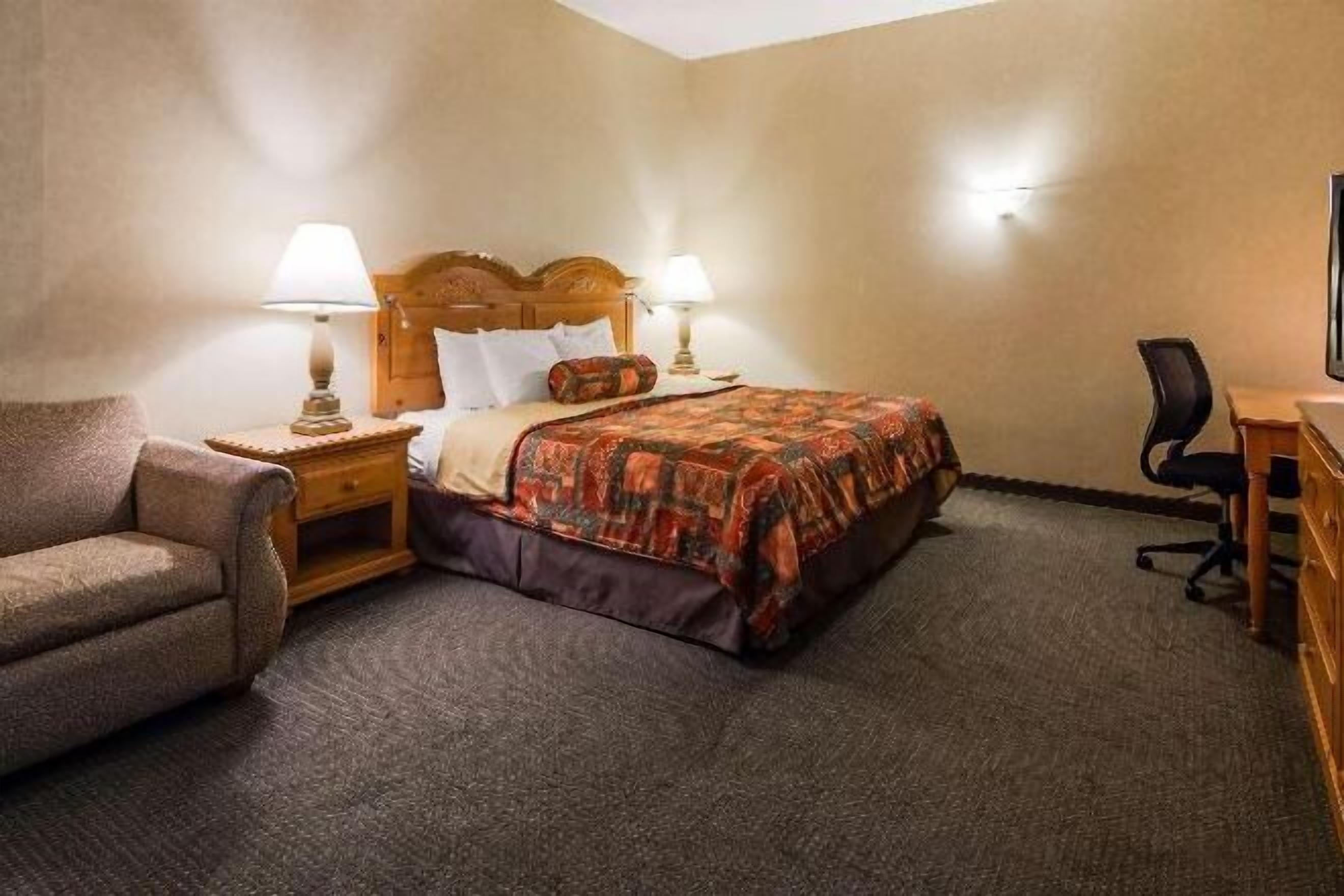 Safe på rommet, blendingsgardiner, strykejern/-brett og barnesenger