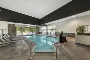Una piscina cubierta, una piscina al aire libre de temporada, sombrillas