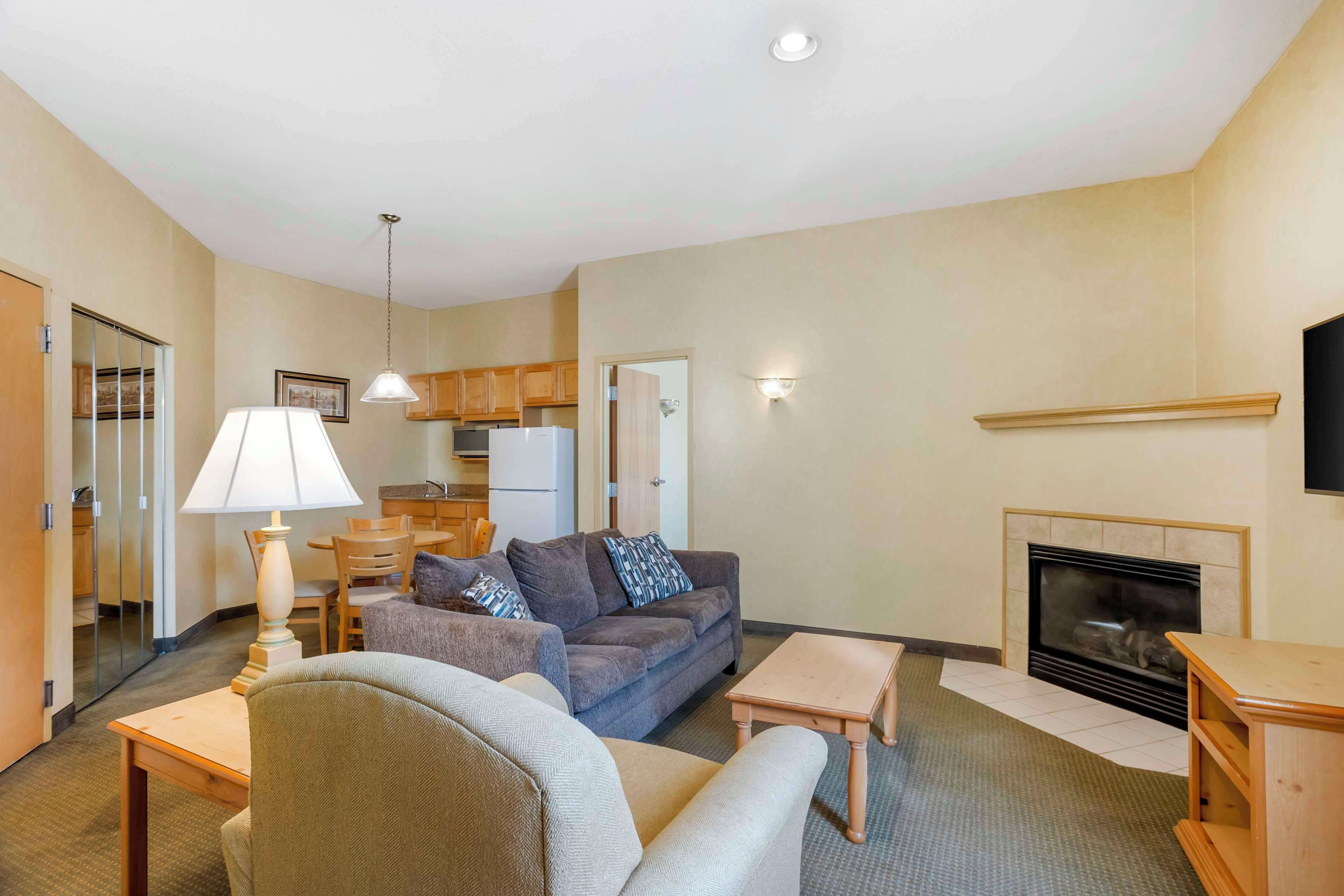 suite, 1 king bed, non smoking, jetted tub | private kitchenette | fridge, coffee/tea maker