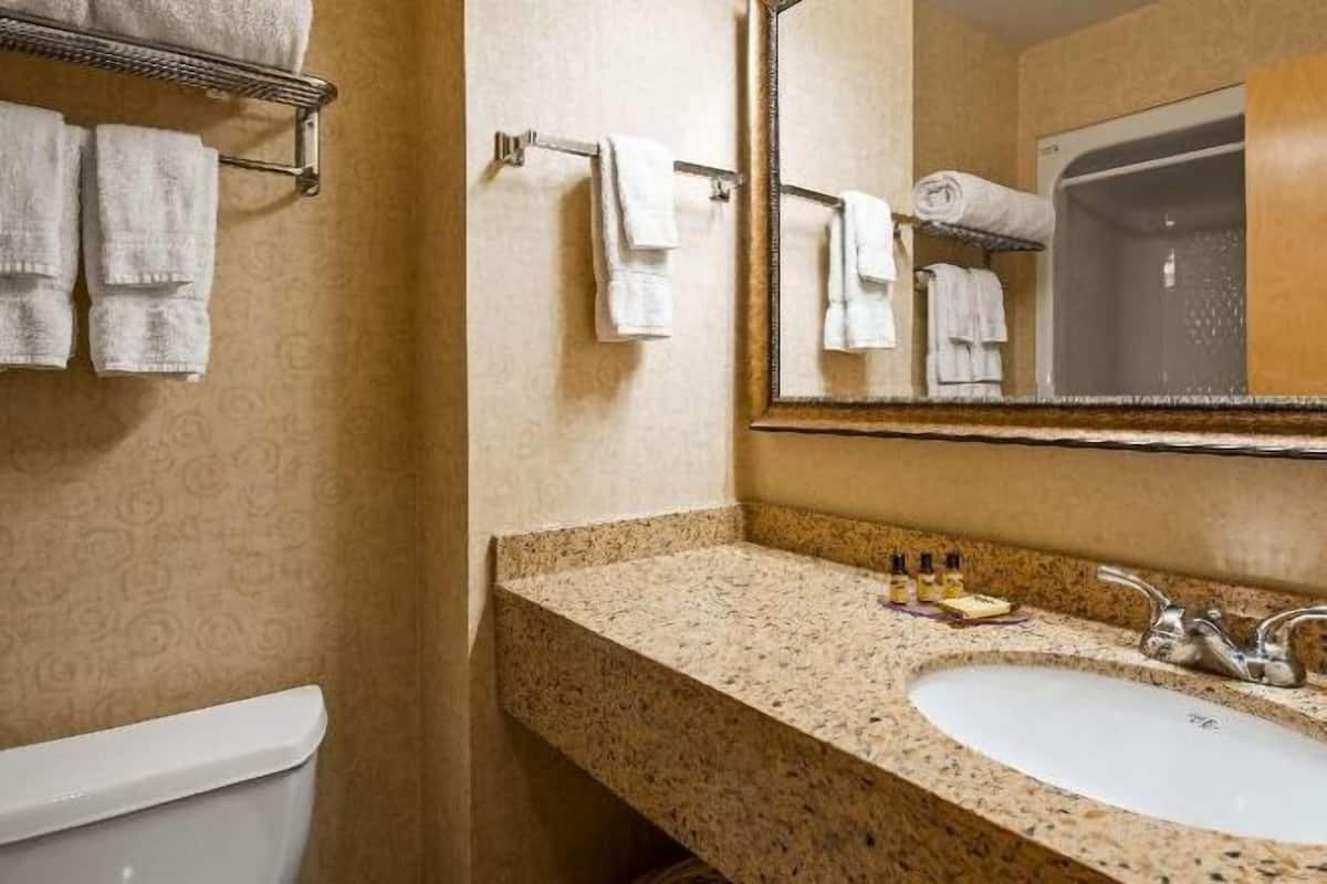 Bad | Kombinert dusj/badekar, toalettartikler (inkludert) og hårføner