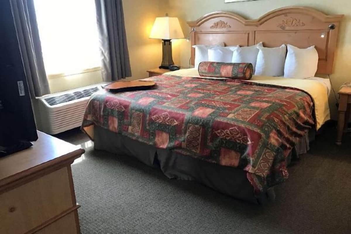 Safe på rommet, blendingsgardiner, strykejern/-brett og barnesenger