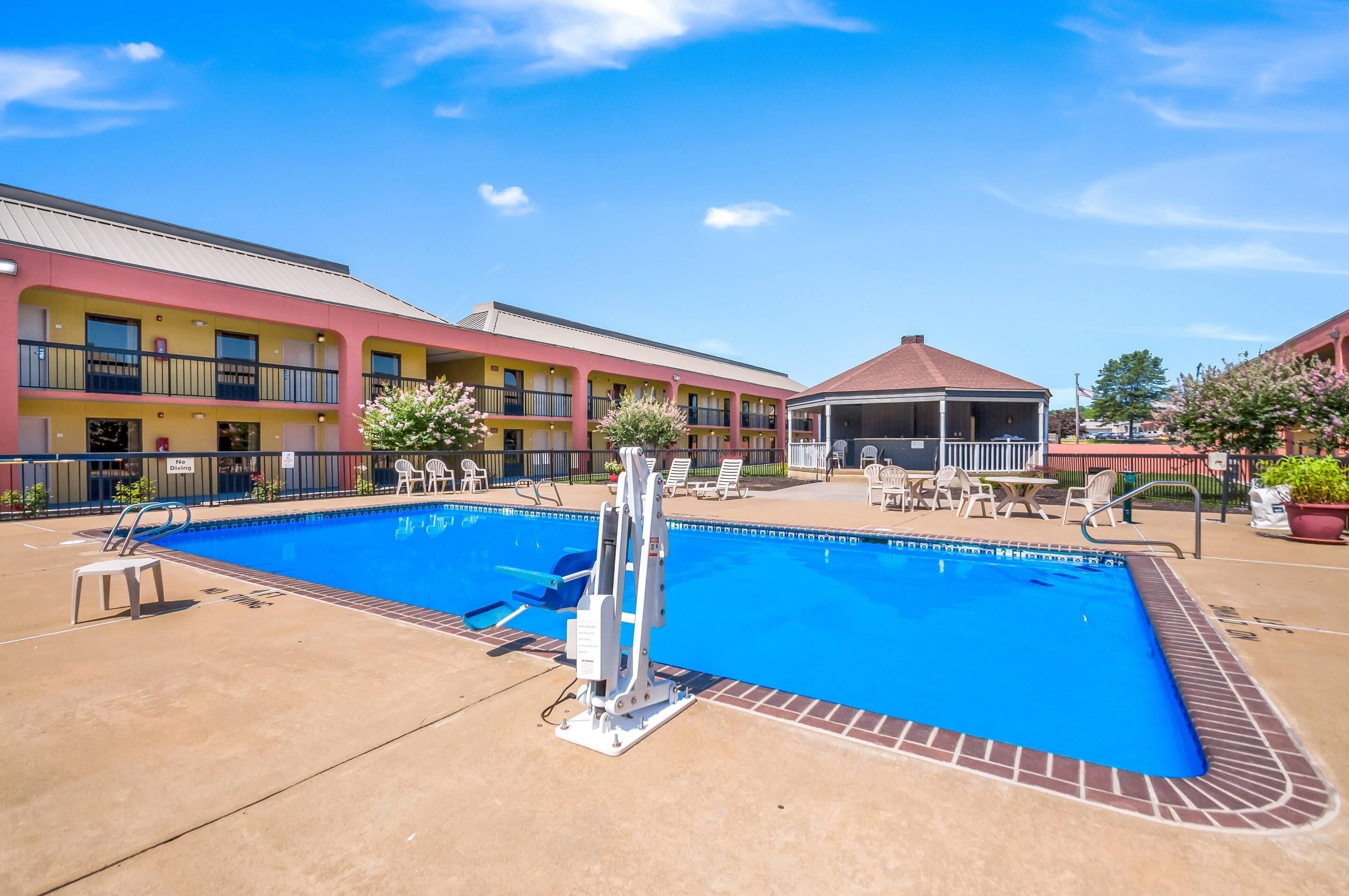 Una piscina al aire libre de temporada
