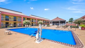 Una piscina al aire libre de temporada
