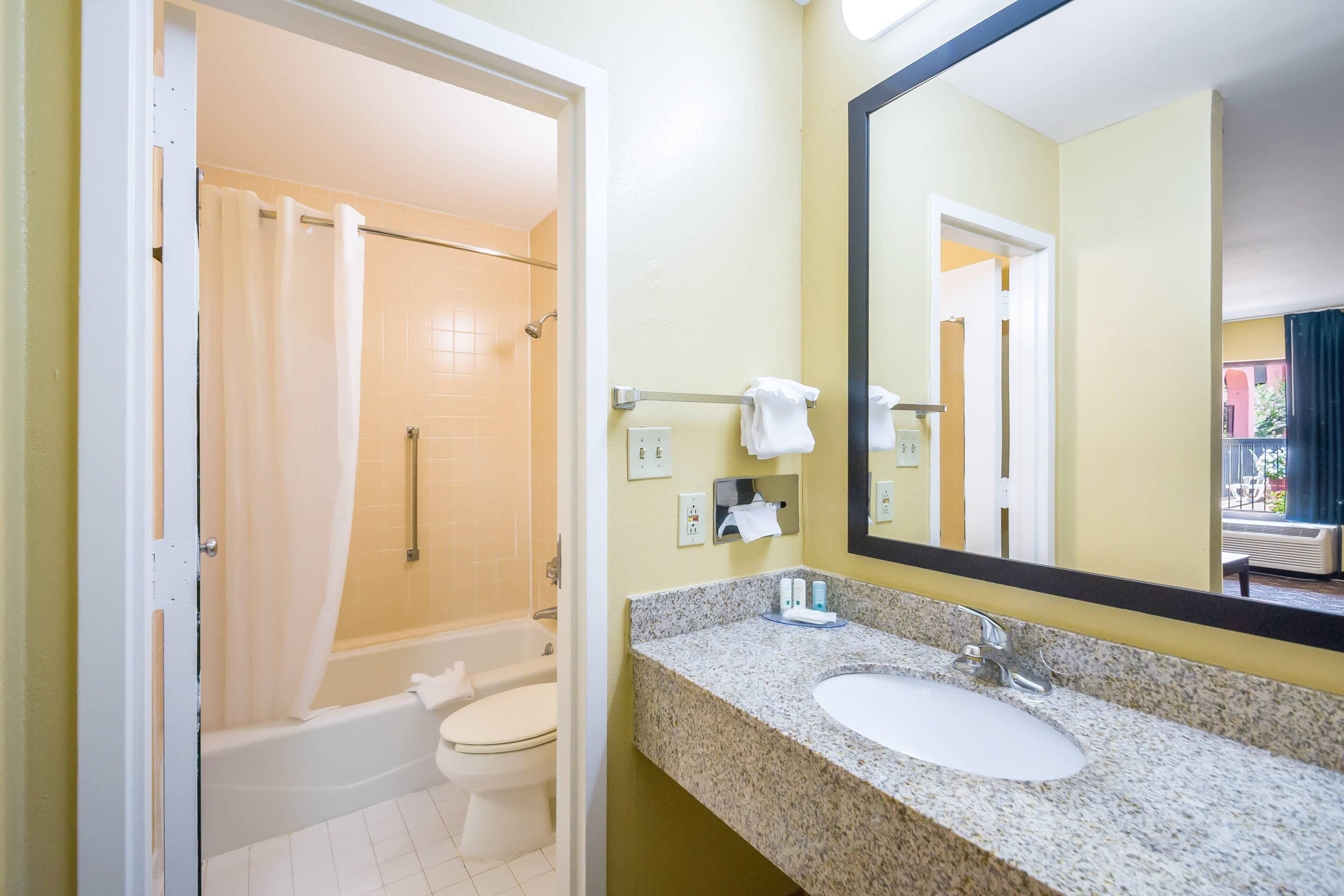 Un bagno con vasca, water e lavabo.