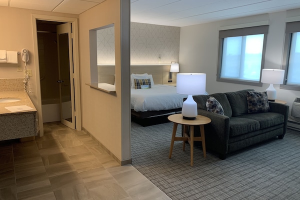 Studio Suite, 1 giường cỡ king, không hút thuốc | Két bảo mật tại phòng, bàn, màn/rèm cản sáng, bàn ủi/dụng cụ ủi quần áo