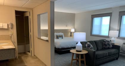 Days Inn & Suites by Wyndham Duluth by the Mall