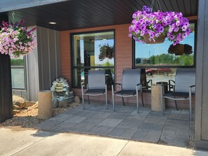 Værelse - flere senge - handicapvenligt - ikke-ryger (Mobility/Hearing Accessible Room) | Terrasse/gårdhave