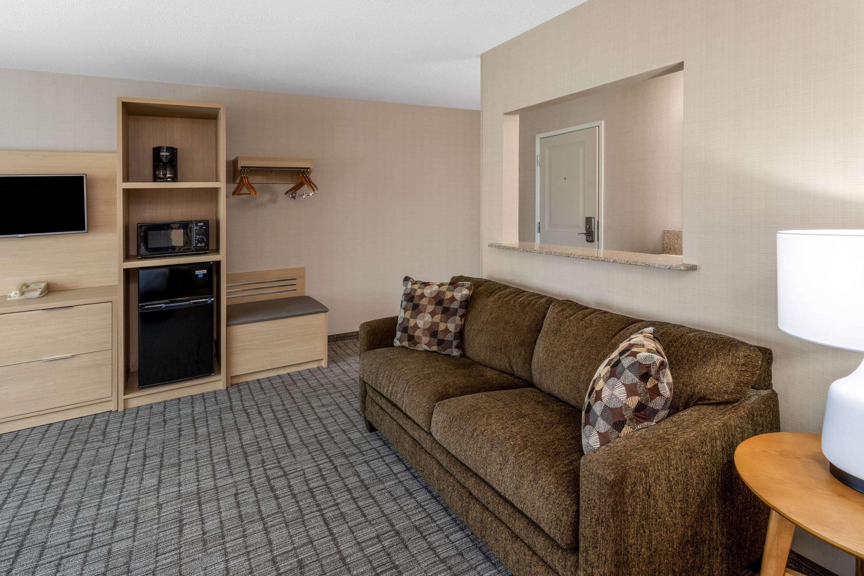 studio suite, 1 king bed, non smoking | in-room safe, desk, blackout curtains, iron/ironing board