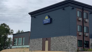 A Days Inn building with a sign indicating it offers rooms and suites.