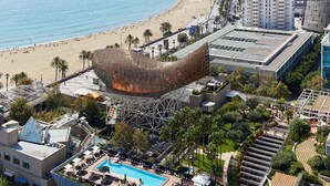 A hotel with a pool, a beach, and a Ferris wheel. - Hotel Arts Barcelona (Barcelona)