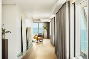 Suite Club, 1 camera da letto (Mediterranean,Club Level,Larger) | Biancheria da letto di alta qualità, minibar, una cassaforte in camera