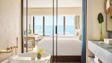 Quarto, 2 camas de casal, vista para o mar (Panorama Sea View) | Banheiro | Banheira e chuveiro separados, banheira de imersão