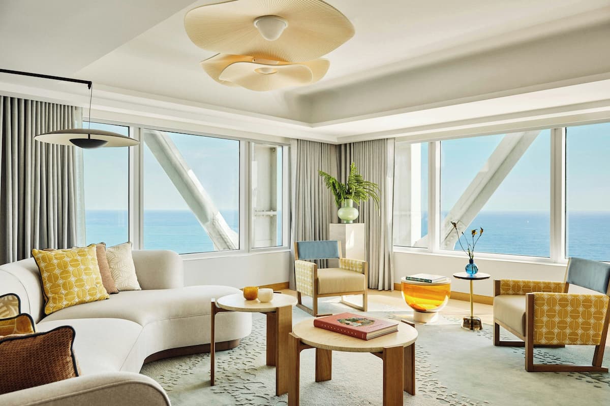 俱樂部套房, 1 間臥室 (Mediterranean,Club Level,Larger) | 客廳 | LCD 液晶電視、付費電影