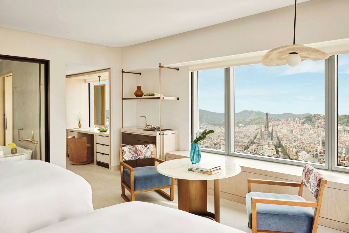 ルーム ダブルベッド 2 台 シティビュー (Panorama City View) | 高級寝具、ミニバー、セーフティボックス (室内)、デスク
