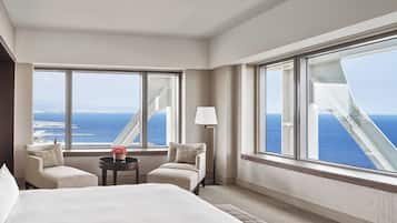 Roupas de cama premium, frigobar, cofres nos quartos