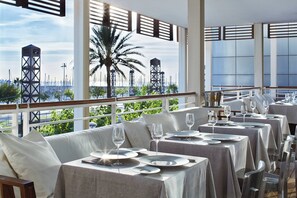 5 restaurants; ze serveren er lunch en diner 