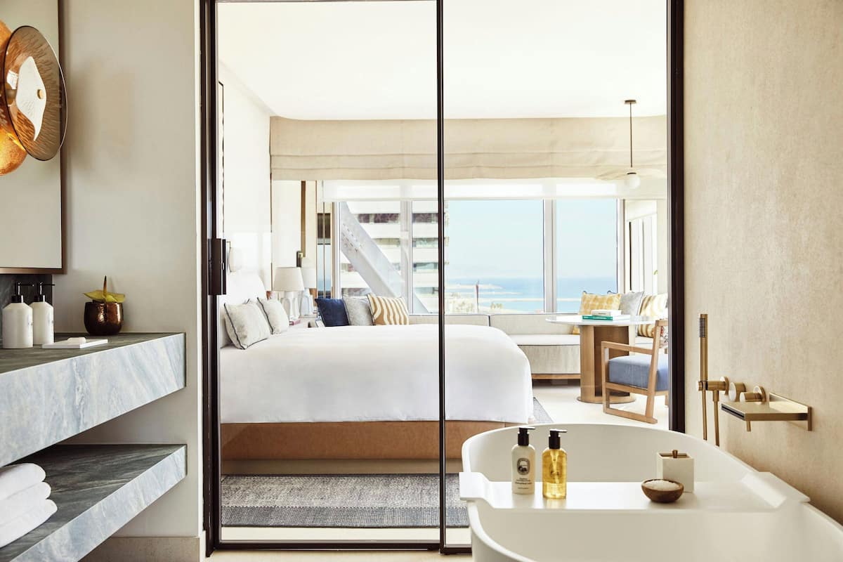 Separate tub and shower, deep soaking tub, free toiletries, hair dryer