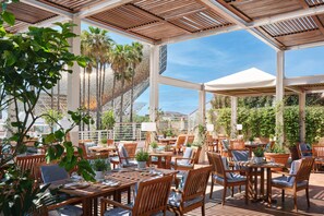 5 restaurants; ze serveren er lunch en diner 
