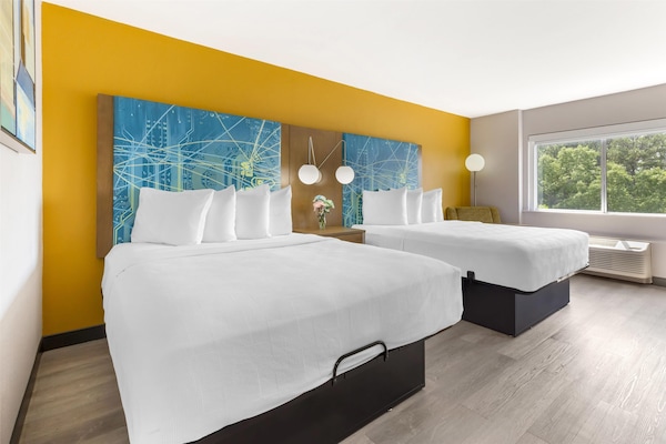 Habitación estándar, 2 camas de matrimonio, no fumadores, frigorífico y microondas | 1 dormitorio y ropa de cama de alta calidad