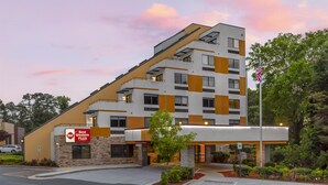Monikerroksinen hotelli, jossa on moderni muotoilu. Hotellin julkisivussa on suuri, näkyvä Best Western PLUS -kyltti, käytössä on esteetön pysäköintialue ja pihalla on lipputanko, jossa liehuu Yhdysvaltain lippu.