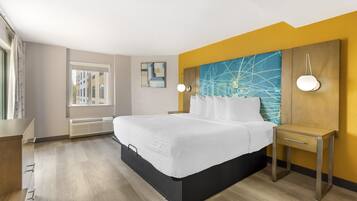 Suite, 1 kingsize-seng, ikke-røyk, balkong (with Sofabed) | Sengetøy av topp kvalitet, senger med overmadrass og skrivebord