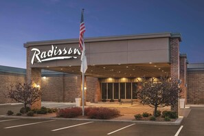 Exterior - Radisson Hotel and Conference Center Fond du Lac (Fond du Lac)