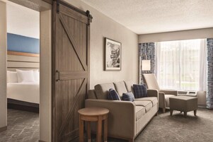 Ropa de cama de alta calidad y caja de seguridad en la habitación 