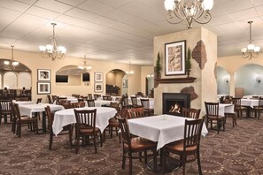 Breakfast, lunch, dinner served; Italian cuisine 