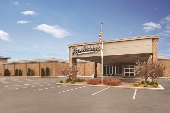 A Radisson hotel with a parking lot and a covered entrance. - Radisson Hotel and Conference Center Fond du Lac (Fond du Lac)