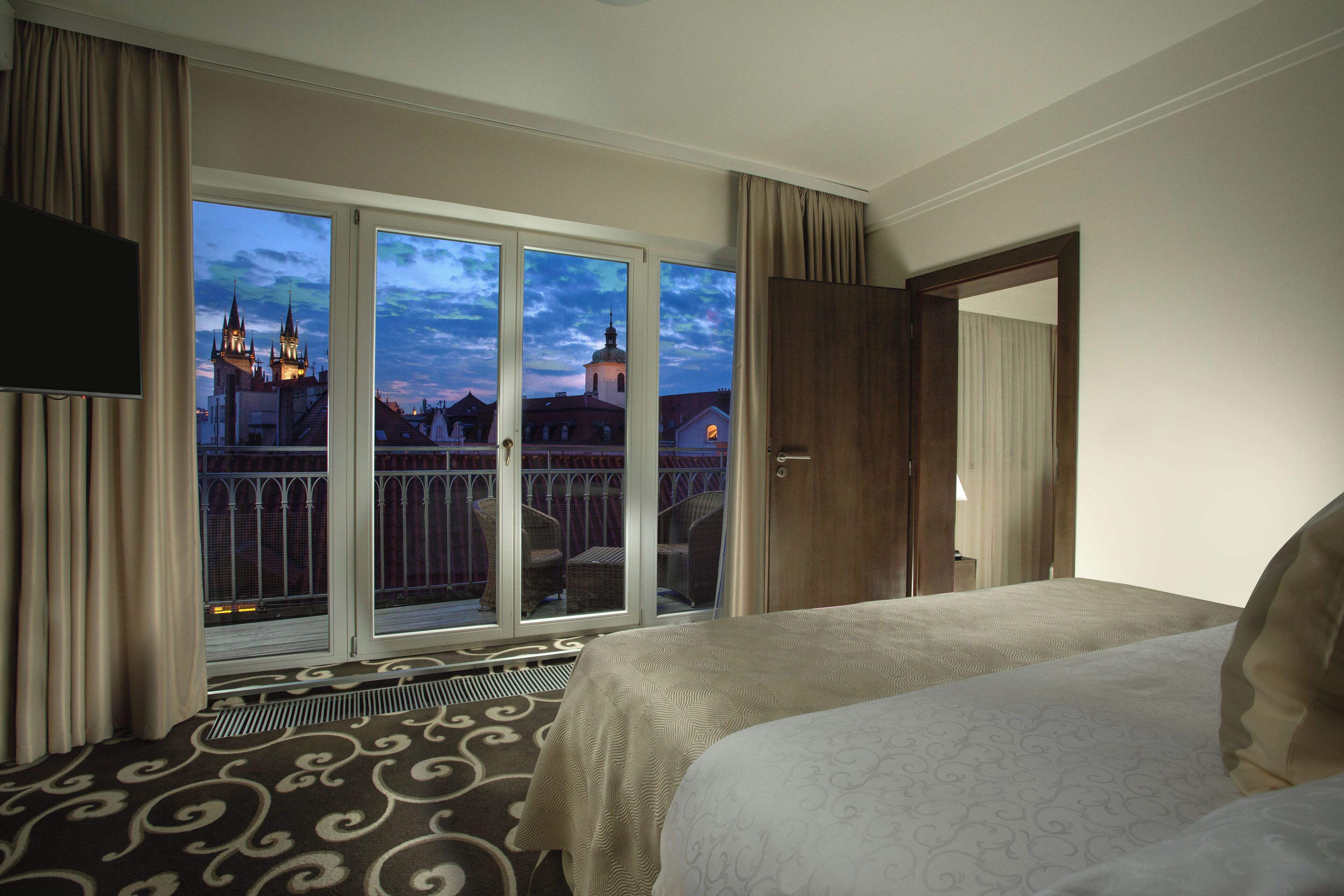 suite, balcony | in-room safe, desk, blackout curtains, free wifi