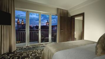 Suite, balcon | Coffres-forts dans les chambres, bureau, rideaux occultants