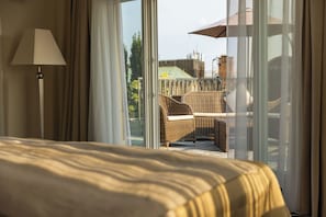 Suite majestueuse, terrasse | Coffre-fort, bureau, rideaux d’obscurcissement, accès au Wi-Fi (inclus)