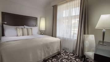 1 quarto, cofres nos quartos, escrivaninha, cortinas blackout