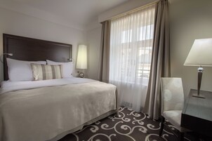 Cofres nos quartos, escrivaninha, cortinas blackout, Wi-Fi de cortesia