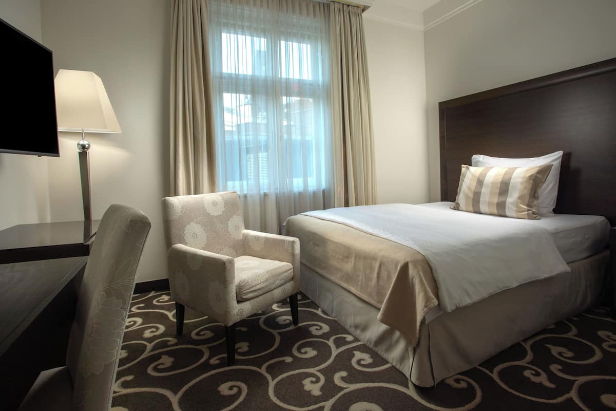 1 bedroom, in-room safe, desk, blackout drapes