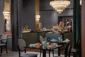 بوفيه فطور مجانًا يوميًا