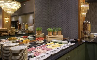 Café da manhã com buffet grátis todos os dias