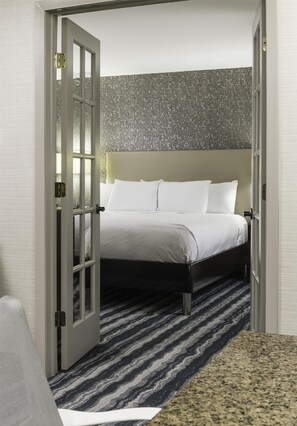 华丽客房, 1 张特大床, 无烟房 | 客房内保险箱、办公桌、熨斗/熨衣板、免费婴儿床