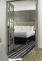 Caja de seguridad en la habitación y escritorio 