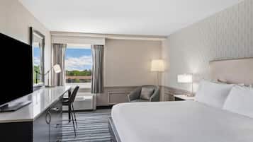 Room, 1 King Bed, Non Smoking | In-room safe, desk, iron/ironing board, cribs (free)