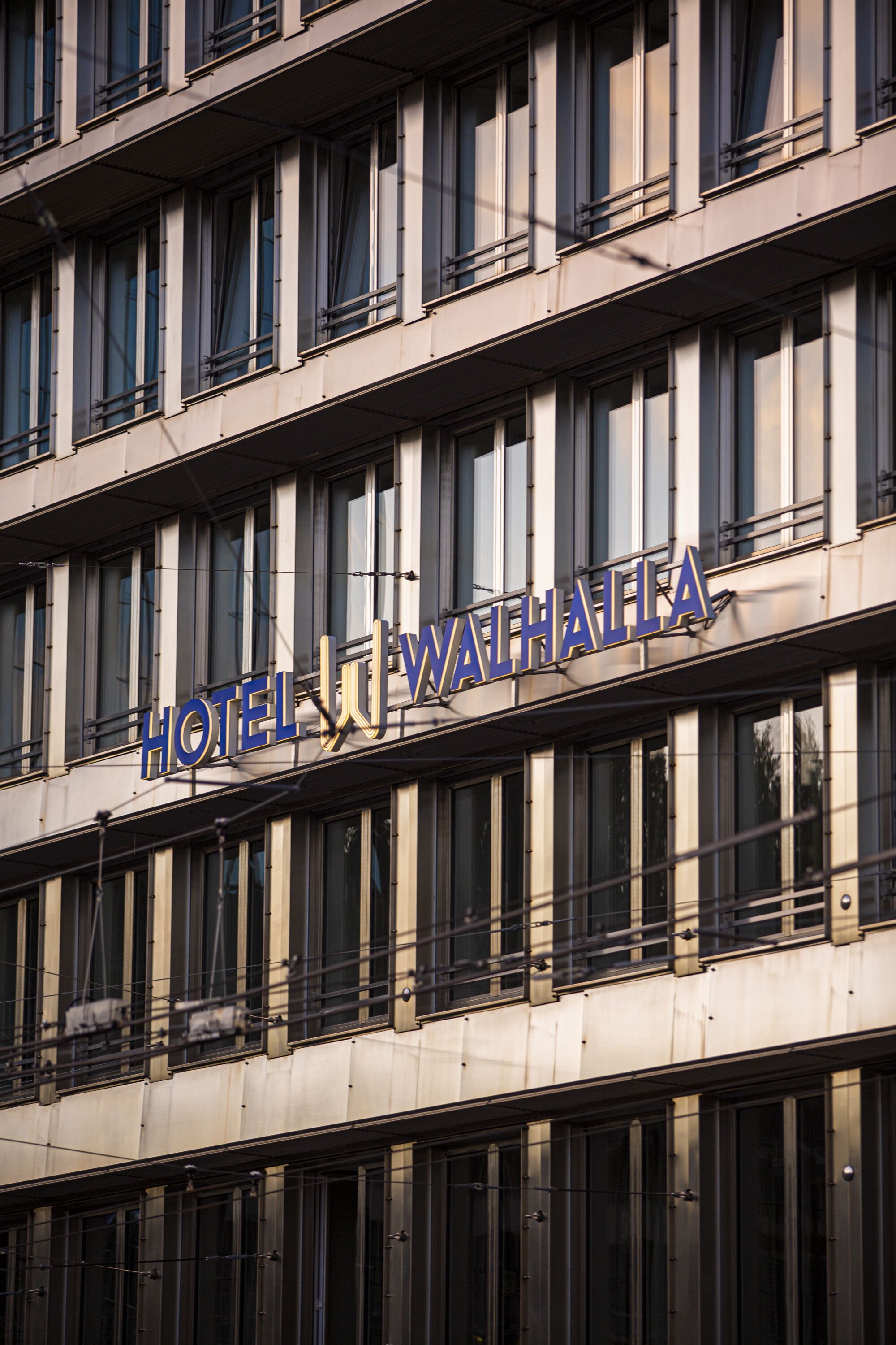Un immeuble sur lequel on peut lire l’inscription « HÔTEL JU WAHALLA ».