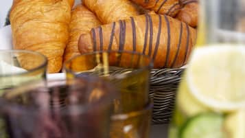 Un panier de croissants et une tasse de thé sur une table.