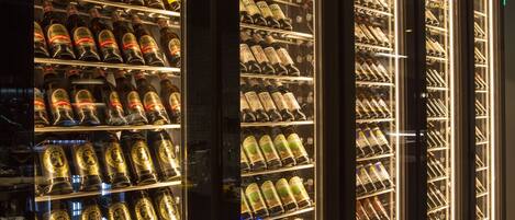 Vitrina refrigerada con distintas botellas de cerveza y vino.