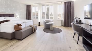 Sengetøy av topp kvalitet, dundyner og safe på rommet