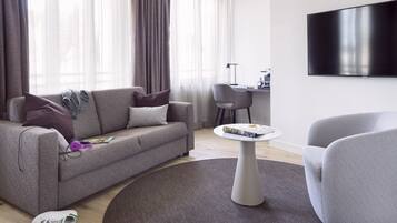 Junior Suite | Badezimmer | Regendusche, Designer-Toilettenartikel, Haartrockner, HandtĂŒcher