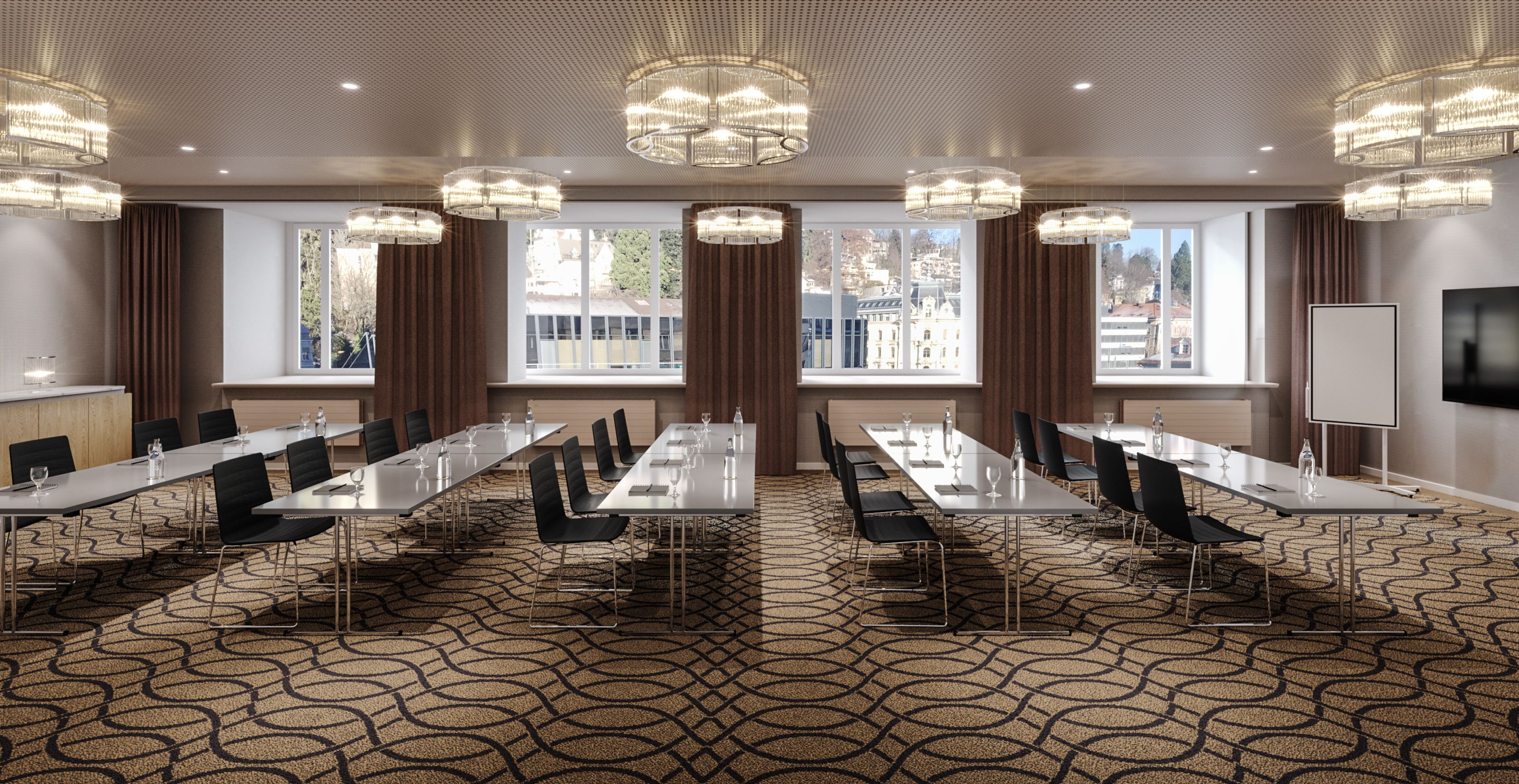 Een vergaderzaal met lange tafels, stoelen en kroonluchters.