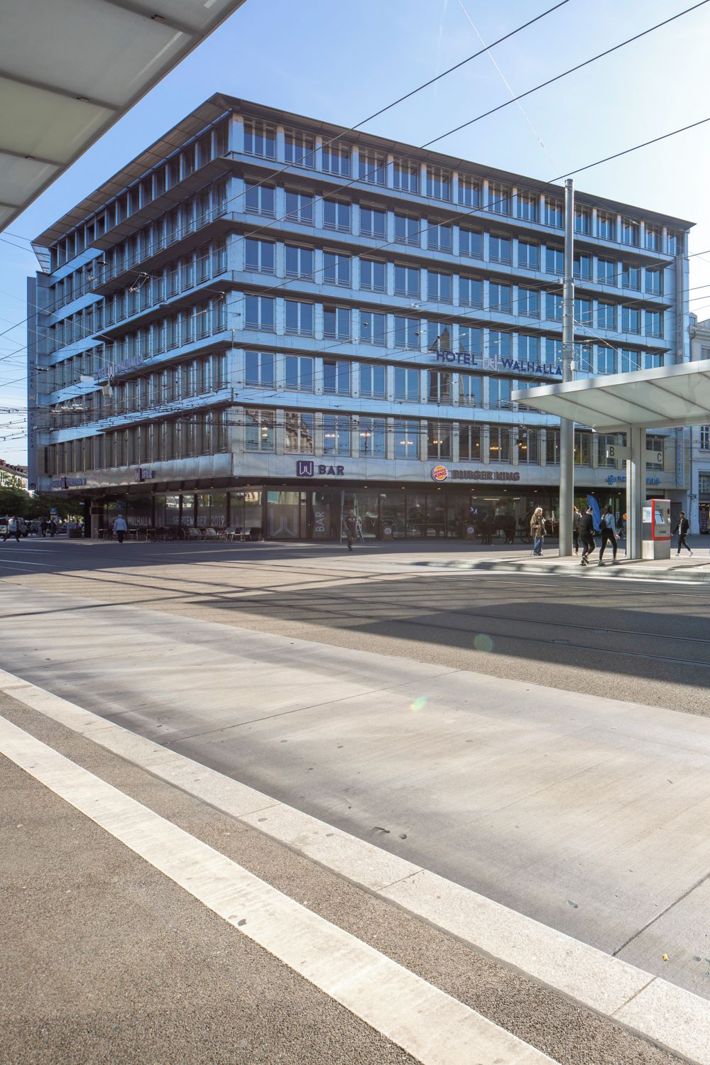 Un hôtel à plusieurs étages doté d’une façade moderne, d’une entrée couverte et d’un restaurant Burger King situé au rez-de-chaussée.